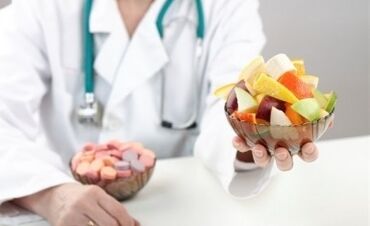 Nutricionista con ensalada de froitas