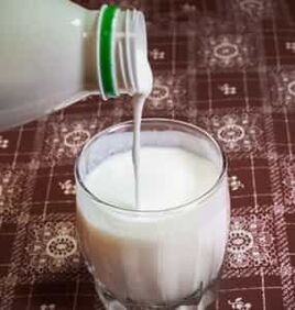 Un vaso de kefir fresco