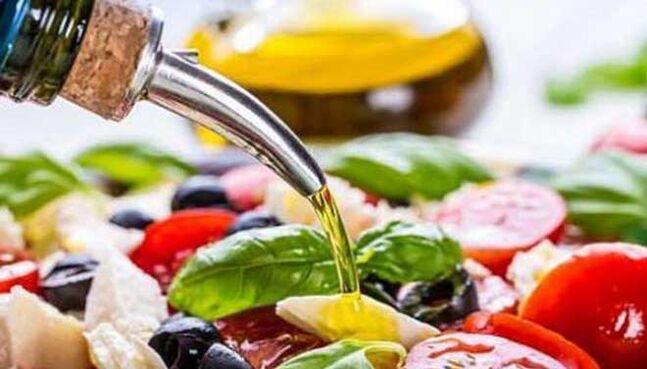 Ensalada de verduras con aceite vexetal Prato de dieta mediterránea